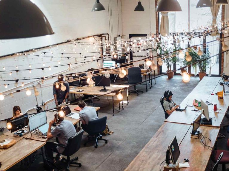 É a inspiração que conta: Para muitos fundadores de startups, um lugar em um espaço de coworking é suficiente por enquanto. 