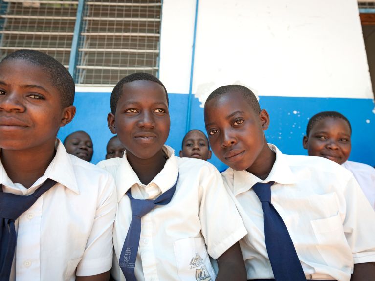 Entwicklungszusammenarbeit: afrikanische Kinder in der Schule