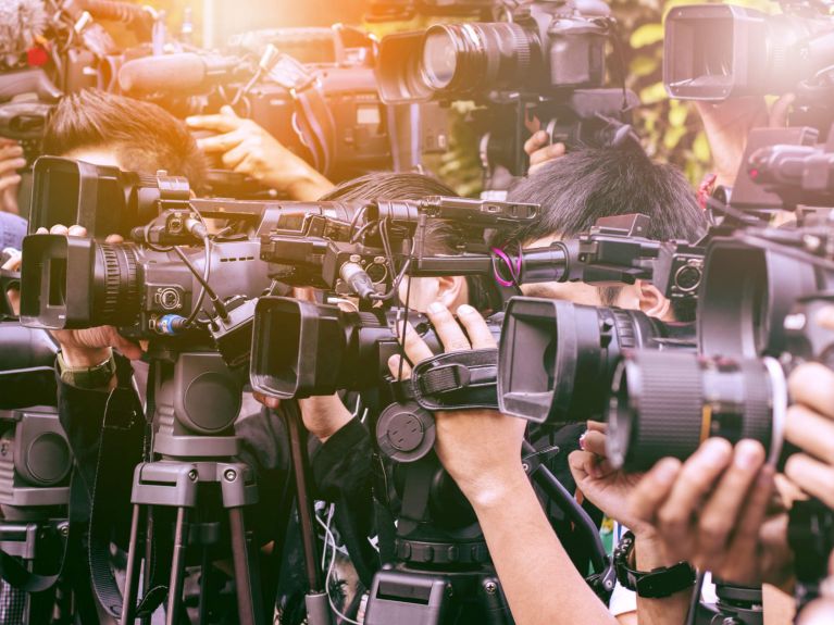 民主需要新闻自由和意见多样性。