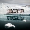 Barbara Dombrowski hat Porträts von Menschen aus Grönland und dem Amazonas an einen Eisberg gehängt.