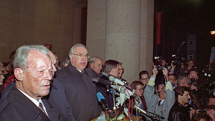 Eski şansölye Willy Brandt ve Almanya Şansölyesi Dr. Helmut Kohl Batı Berlin’deki Schöneberg Belediye Binası’nın önündeki büyük bir mitingde Berlin Duvarı’nın açılışında
