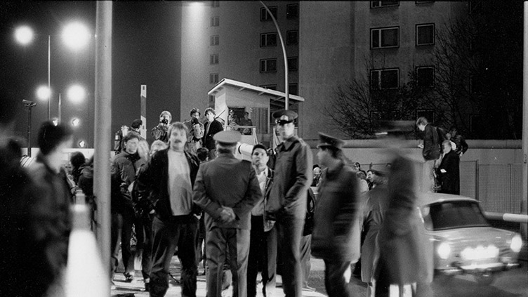 Çıkış yapmak isteyen ilk insanlar ve Batı Berlinli meraklılar Heinrich-Heine-Straße sınır kapısına toplanıyor