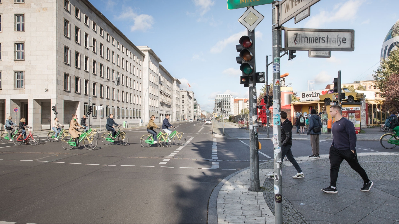 Berlin’deki Wilhelmstraße 1982’de Duvar varken ve Duvar yıkıldıktan 35 yıl sonra 2024’te fotoğraf karşılaştırması