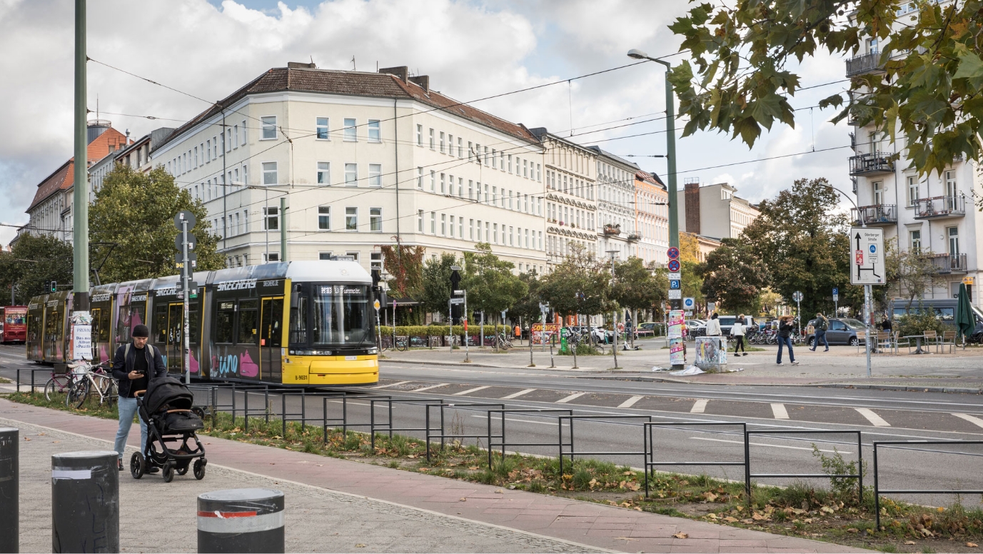 Berlin’deki Bernauer Straße 1982’de Duvar varken ve Duvar yıkıldıktan 35 yıl sonra 2024’te fotoğraf karşılaştırması