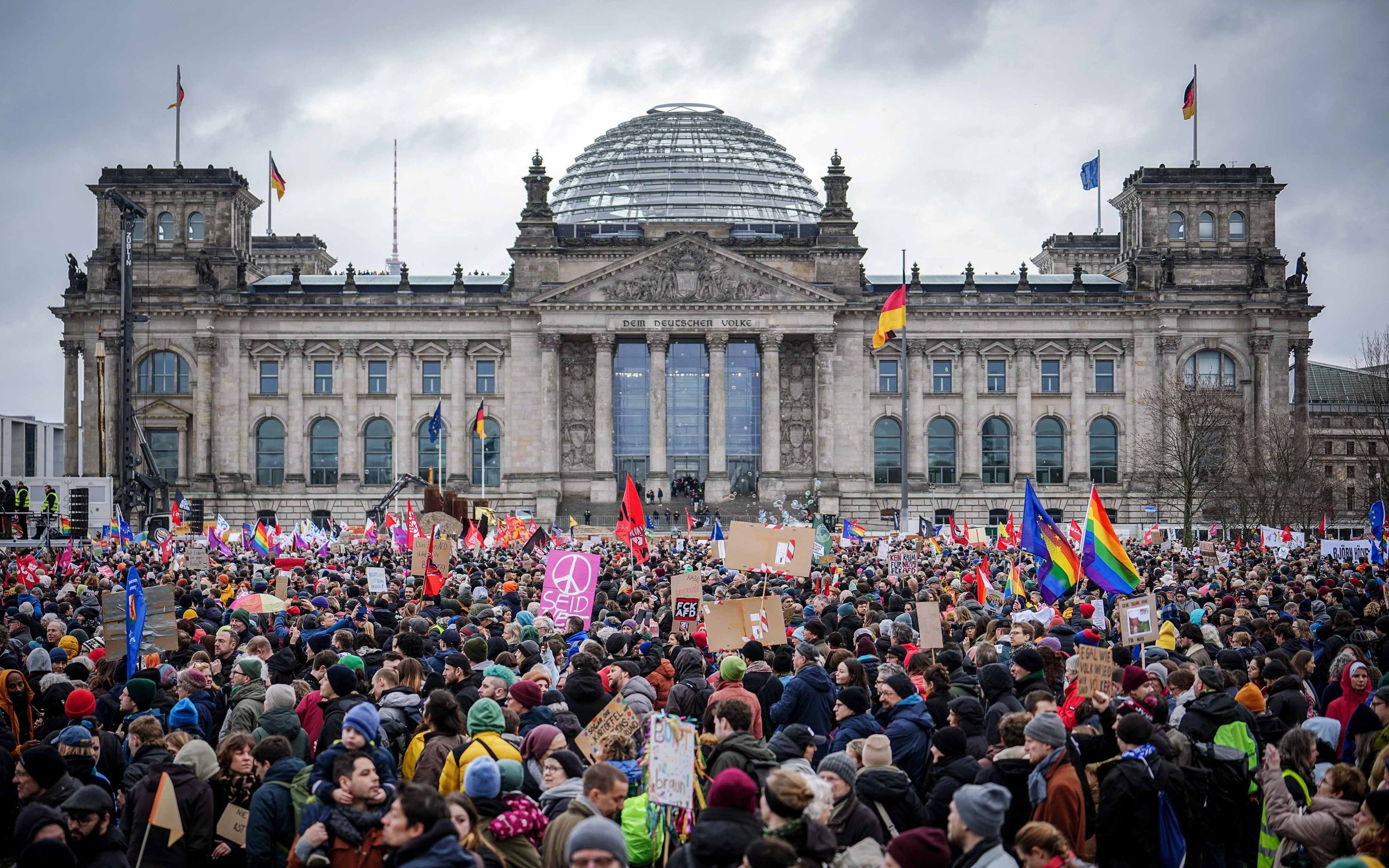 200,000 people at demos against right-wing extremism 200,000 people at demos against right-wing extremism