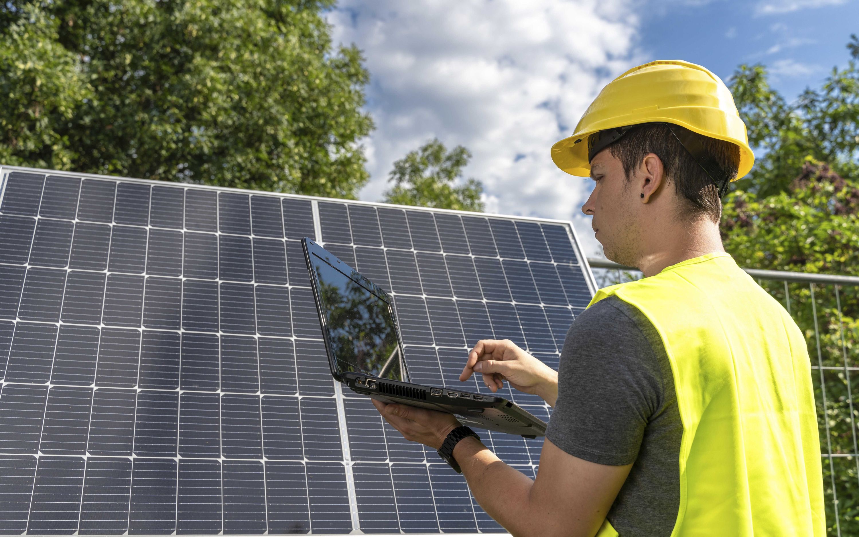 Government decides to ease regulations for solar power Government decides to ease regulations for solar power