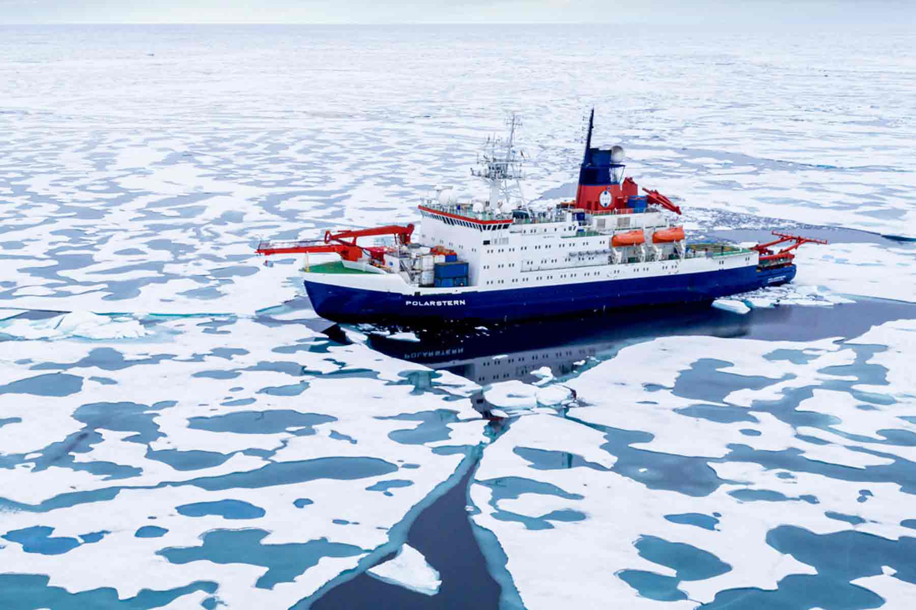 Polarstern research vessel on its way to the North Pole Polarstern research vessel on its way to the North Pole