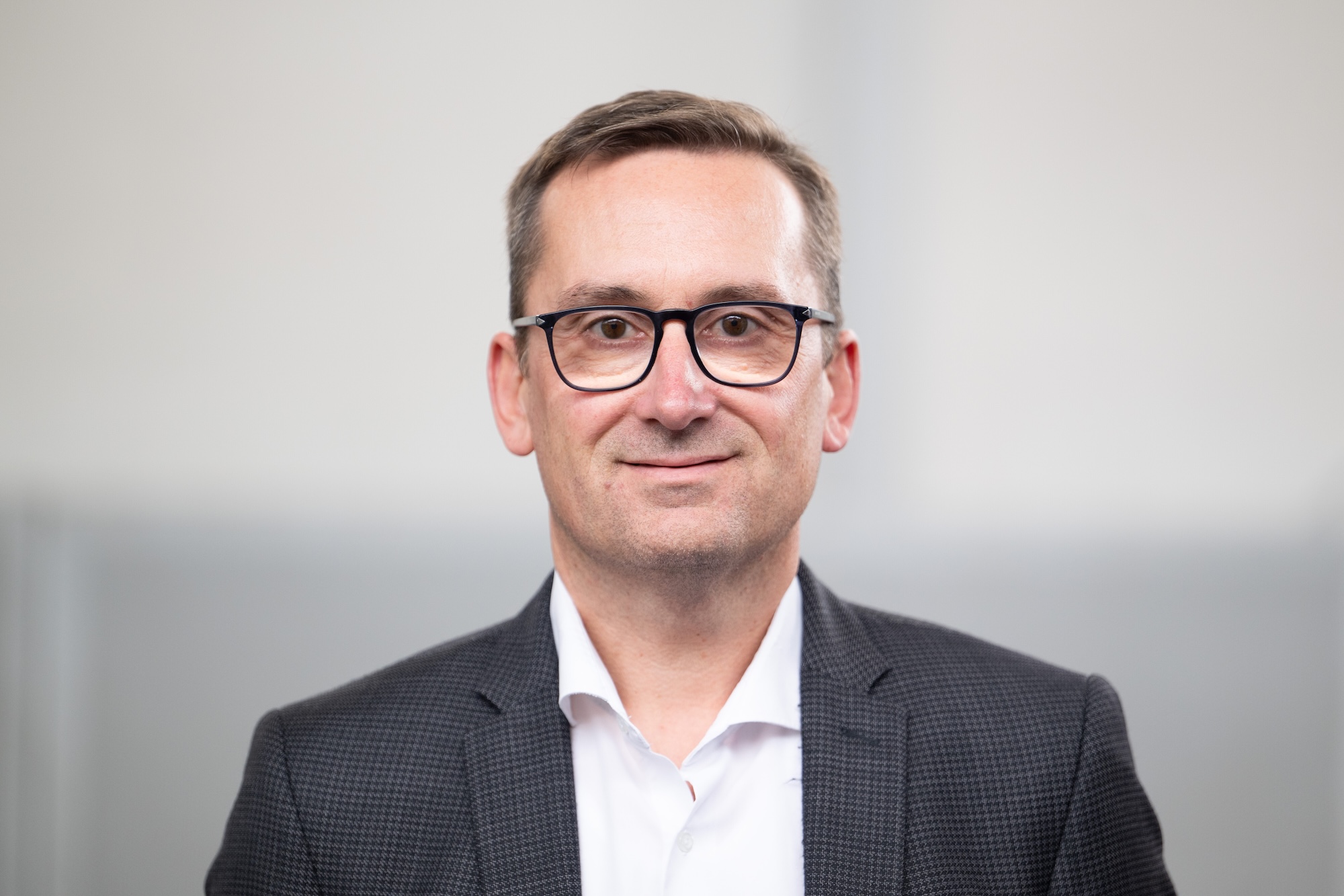Mann mit Brille in Anzug