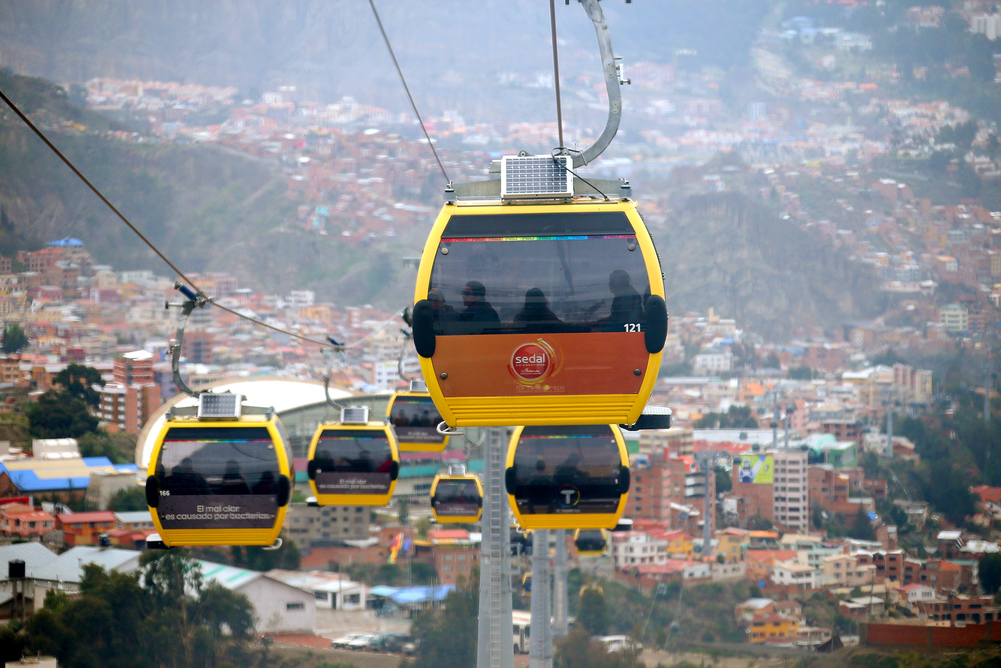 El teleférico de La Paz lleva a los pasajeros a través de la ciudad