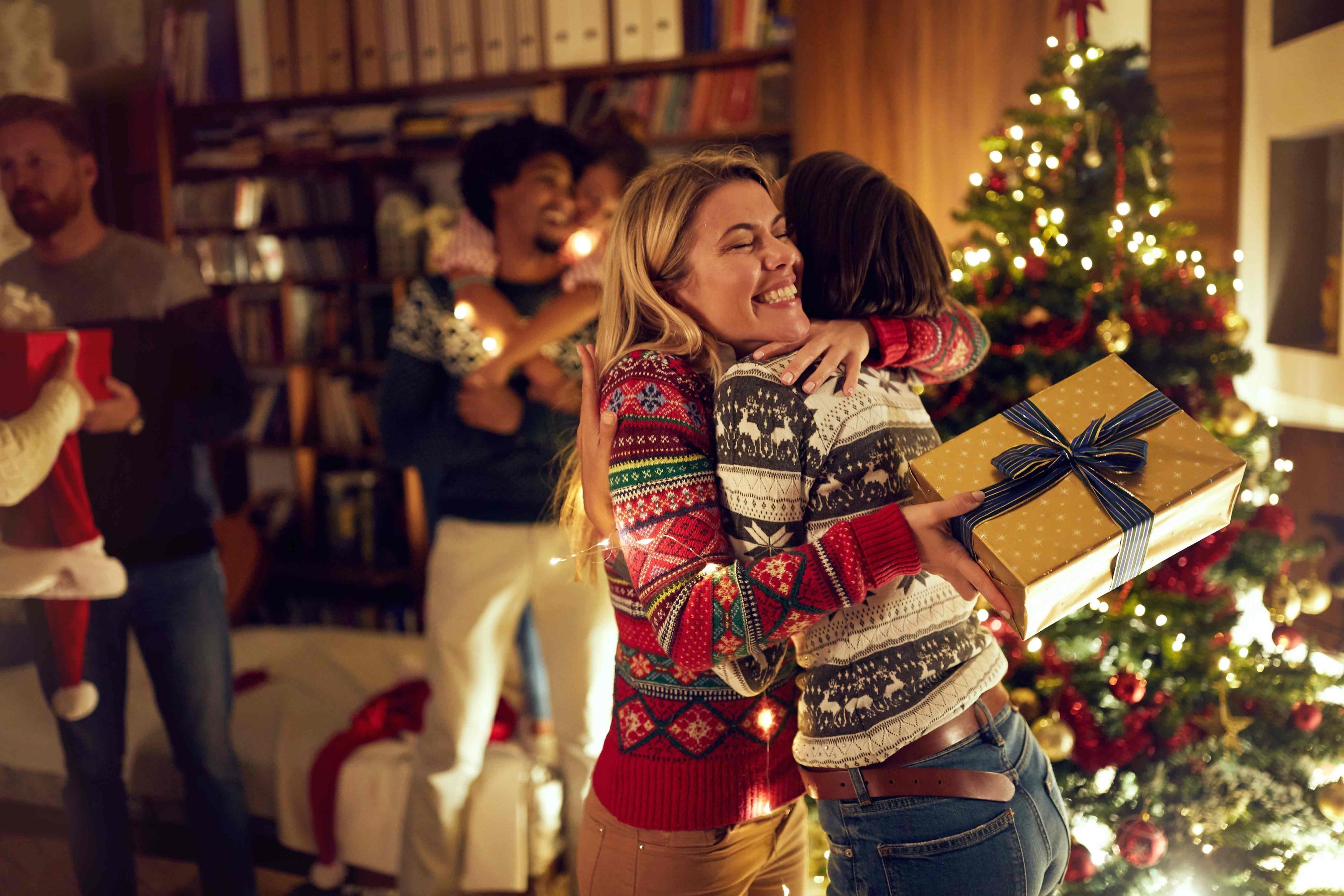 Couple Avec Cadeaux à Noël. Image stock - Image du donner