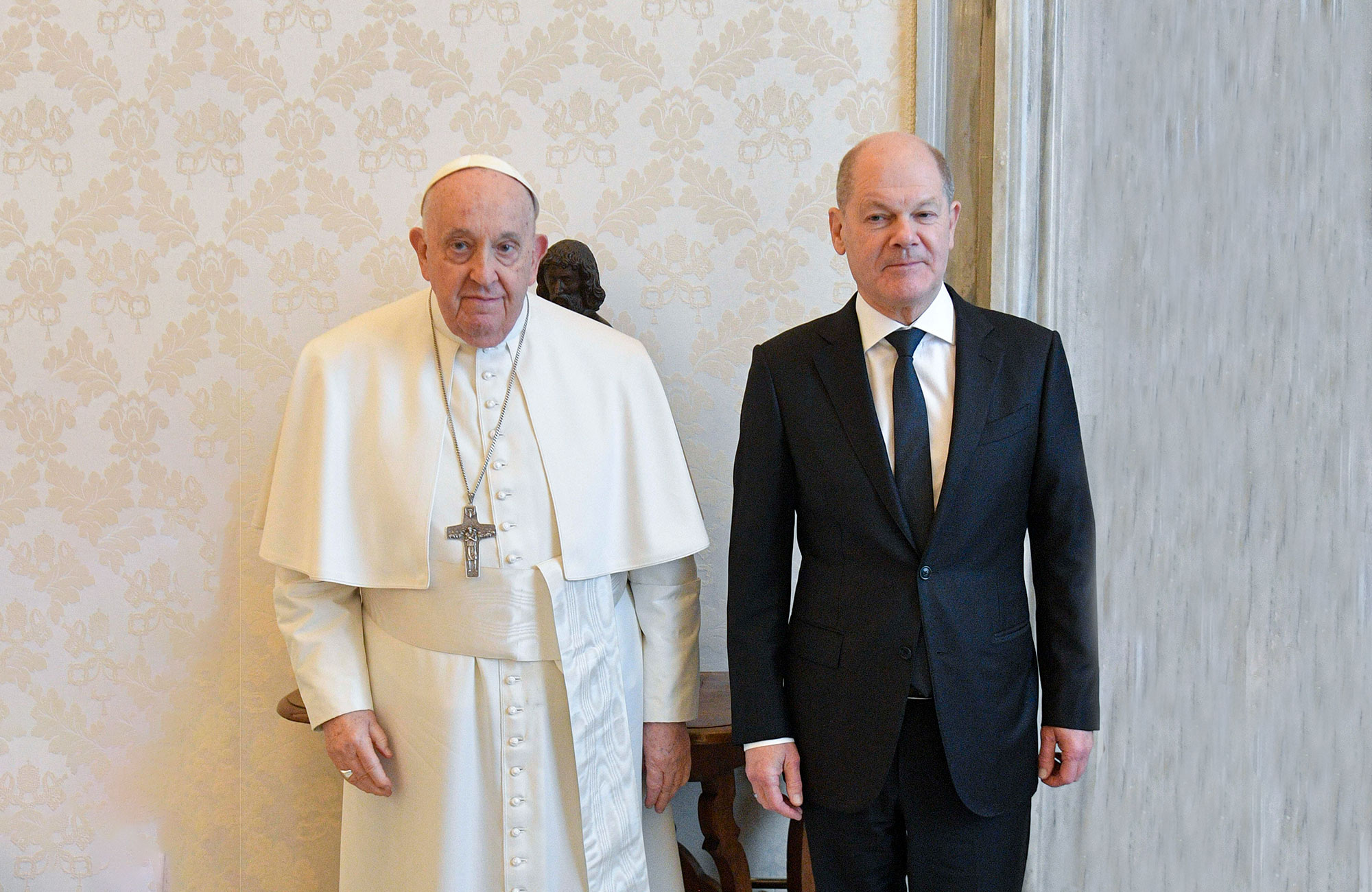 Scholz visits Italy and the Vatican