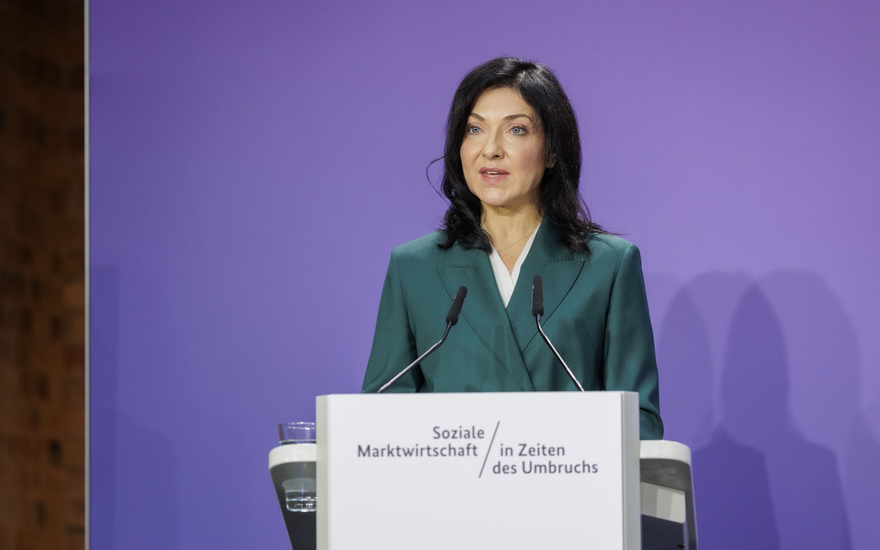 Reiche advocates a realignment of economic policy