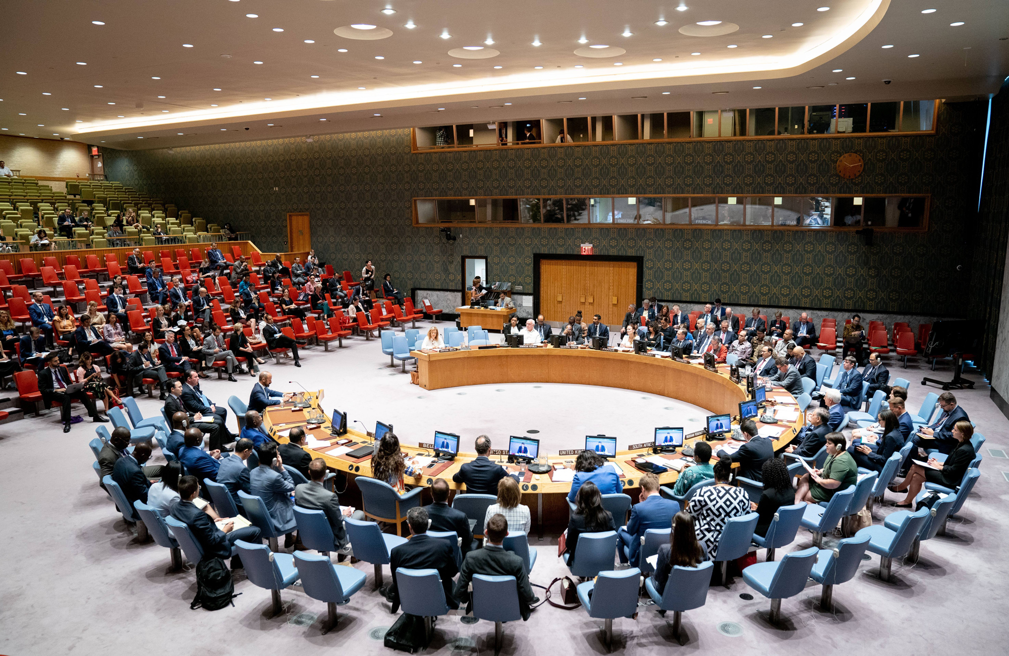 Решения совета безопасности оон. Зал заседаний ООН В Женеве. Германия в Совбезе ООН. Заседание Совбеза ООН. Кабинет ООН.