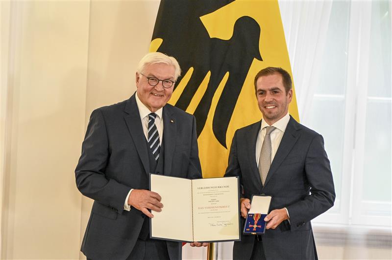 Steinmeier presents awards on the Day of German Unity thumbnail