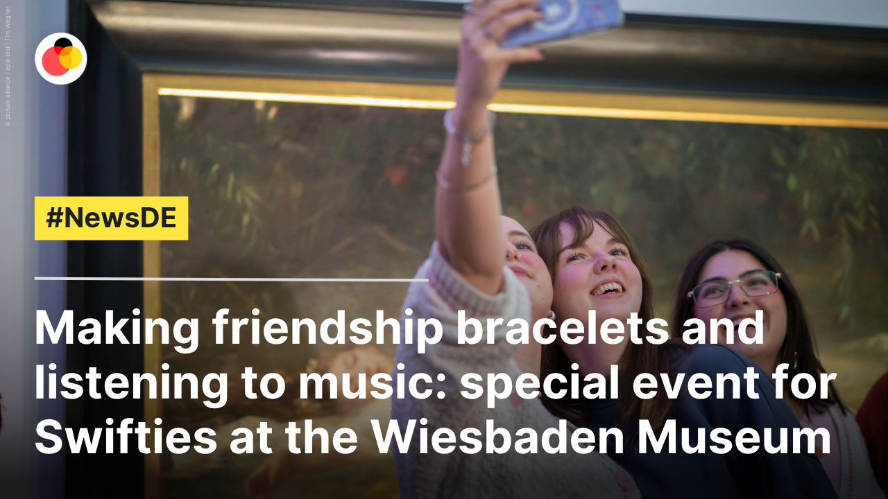 Making relationship  bracelets and listening to music: peculiar   event for Swifties