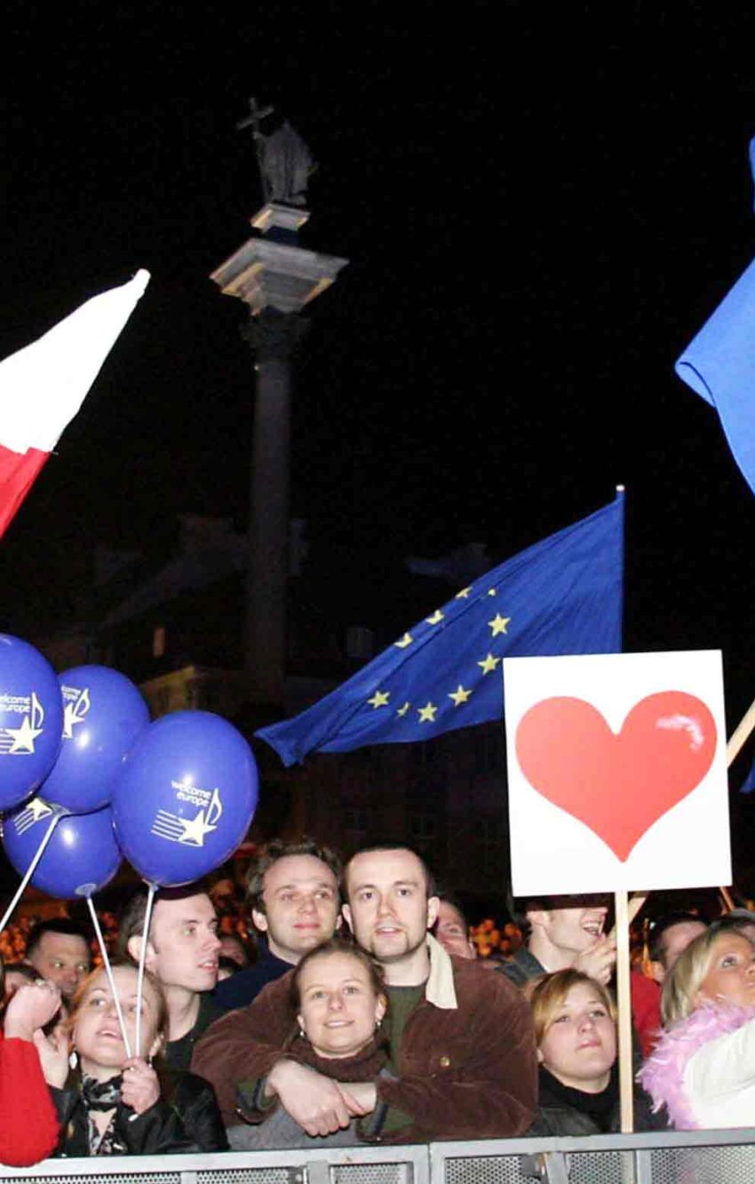 Menschen feiern 2004 in Warschau den EU-Beitritt Polens.
