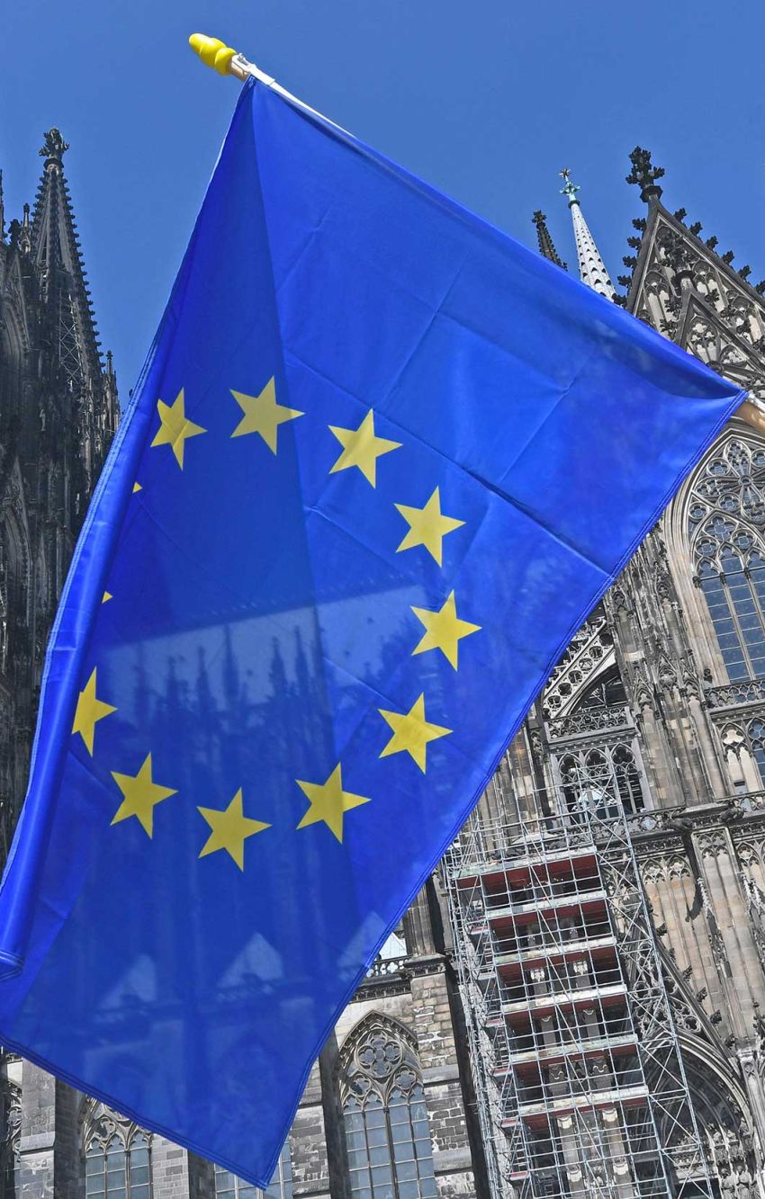 EU-Flagge vor Kölner Dom