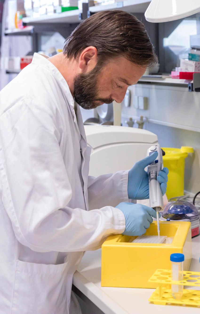 Biologisch-Technischer Assistent bei der Arbeit in einem UKE-Labor