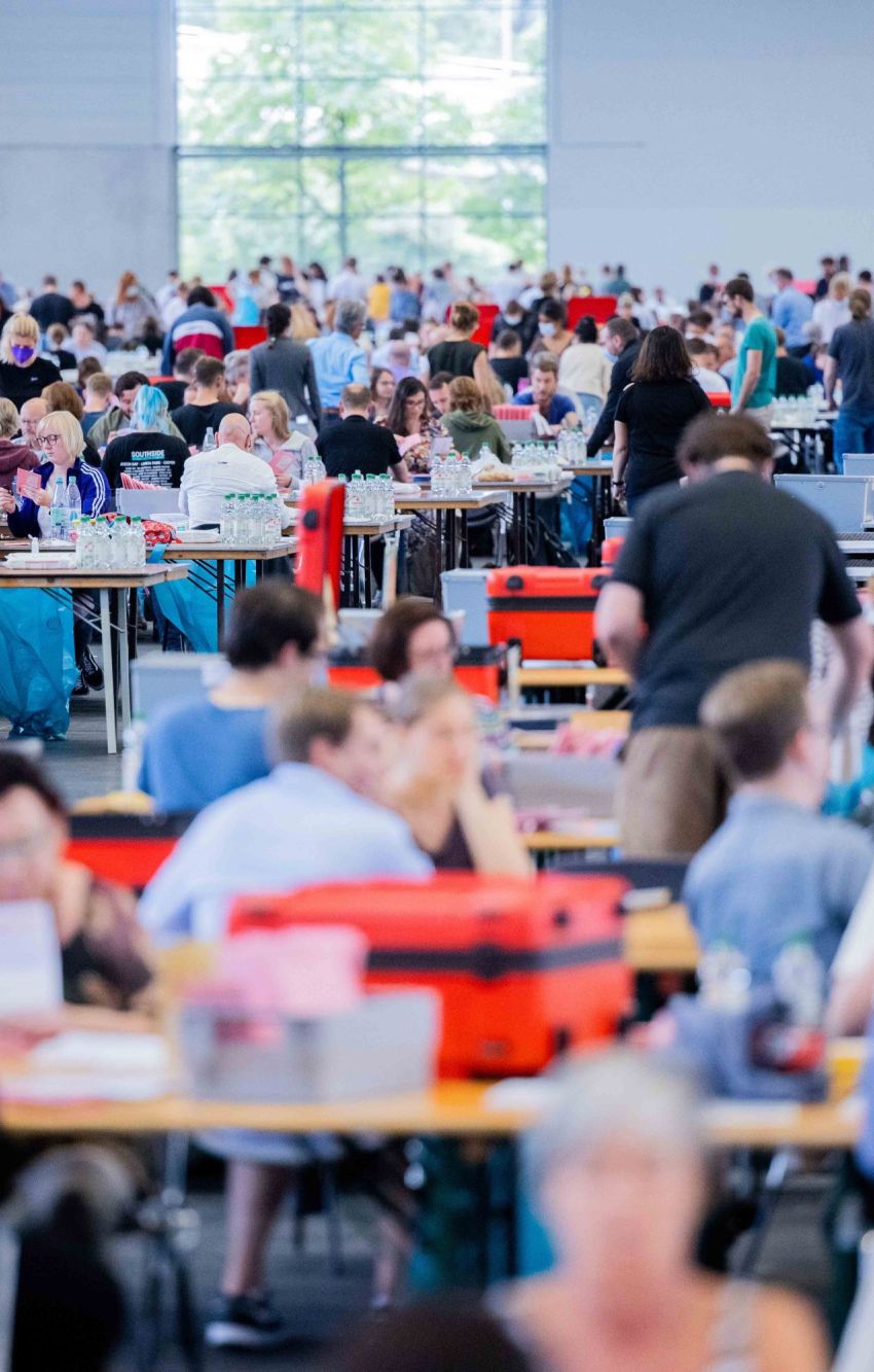 Briefwahlauszählung 2021 in der Messe Köln.