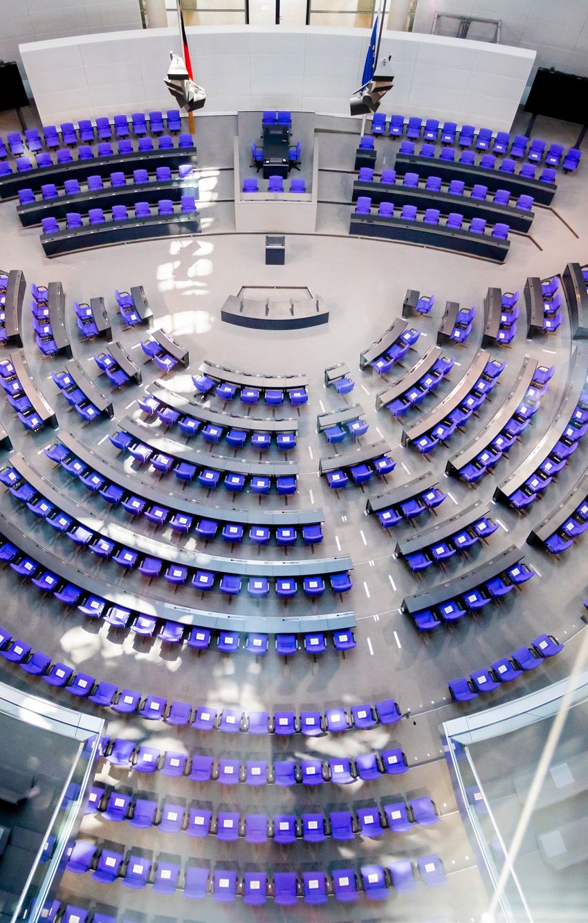 Blick in den leeren Plenarsaal des Bundestags