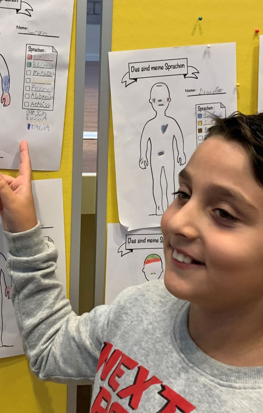 Sprach-Checker Imran präsentiert sein Sprachporträt. 