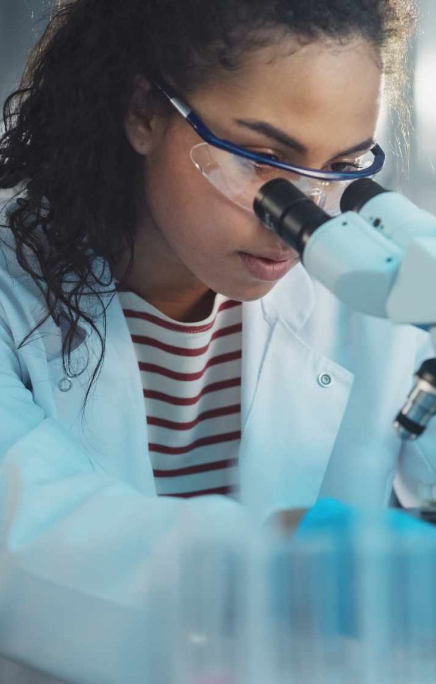 Forscherin in einem Labor 