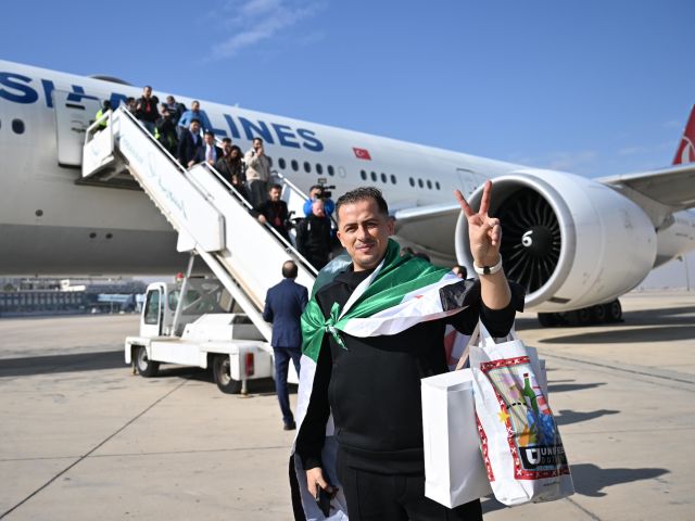 Menschen erreichen den Flughafen in Damaskus