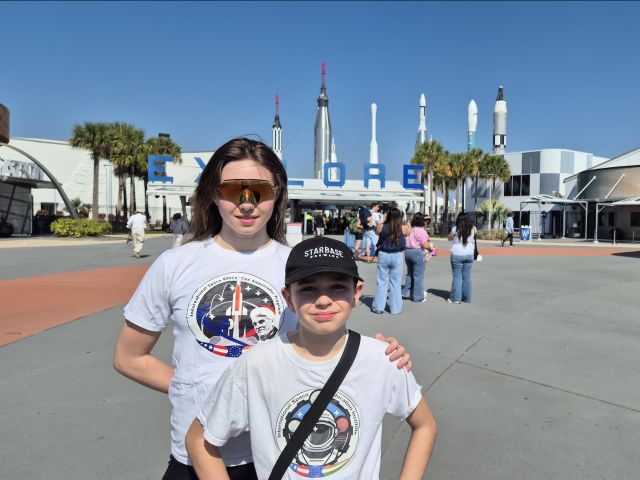 Cosma und ihr Bruder Jesco am Kennedy Space Center der NASA in den USA