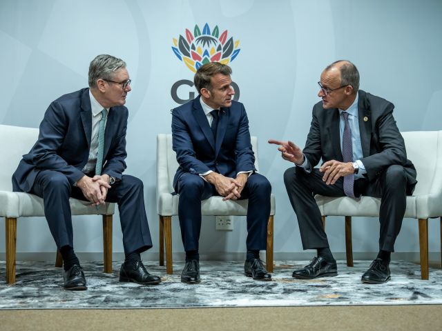 Die europäischen Staaten rücken näher zusammen. Hier Bundeskanzler Merz (r) mit Frankreichs Präsident Macron (M) und Großbritanniens Premierminister Starmer