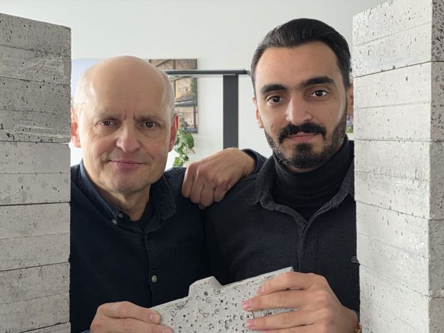 Alfons Schwiderski und sein Partner Omar Halima mit dem Stein „RE.CK“. 