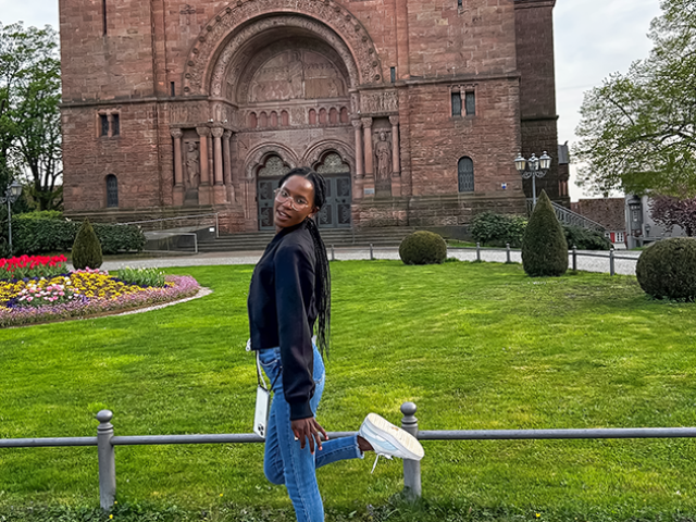 Sofia Mbango arbeitet in einem Kindergarten in Deutschland.