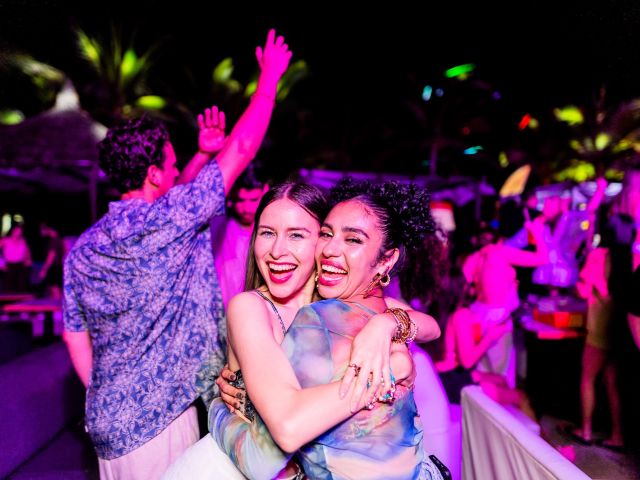 Tanzen und neue Leute kennen lernen macht glücklich.