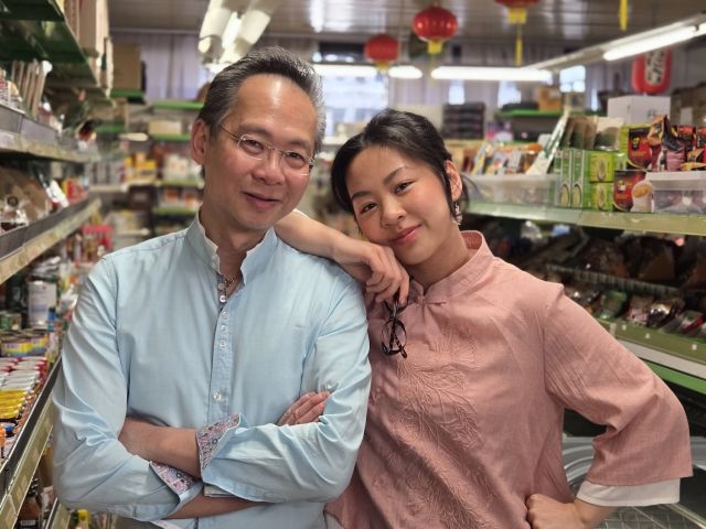 Ein Porträt von Vater Van Minh Lam mit seiner Tochter Syann. 