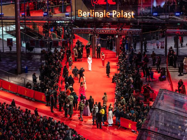 Stars und Kinofans vor dem Berlinale-Palast am Potsdamer Platz