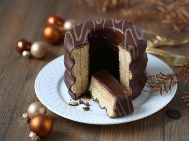 So schneidet man den Baumkuchen laut Konditoreien nicht an.