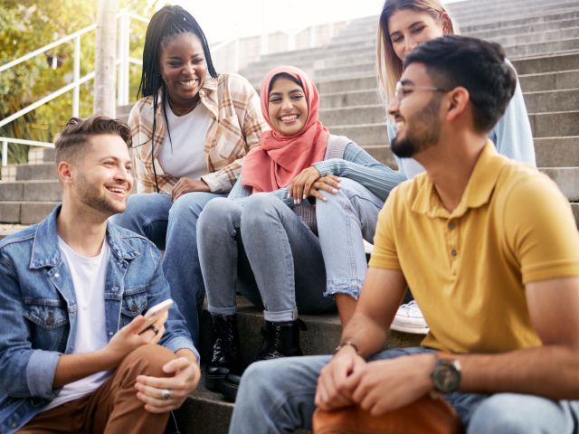 Eine Gruppe junger Studierender