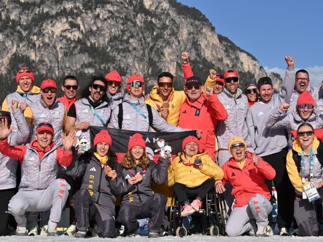 Das Team aus Deutschland jubelt mit den Medaillengewinnern bei den Paralympics.