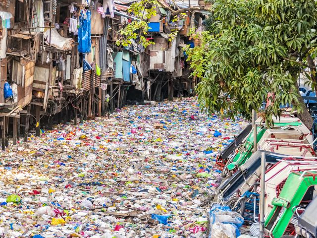 Mit Plastikmüll verdreckter Fluss in Asien