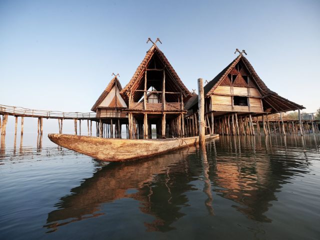 Holzhäuser auf Pfählen im Wasser 