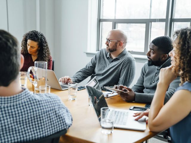 Menschen arbeiten in einem Büro zusammen