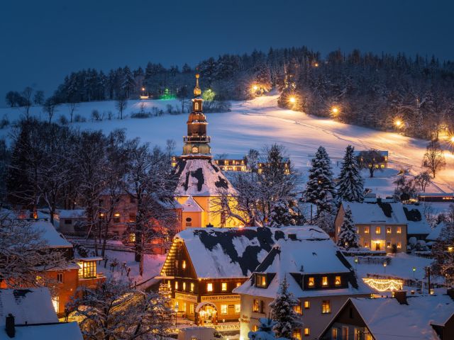 Weihnachten im Erzgebirge: An vielen Orten erinnern Bergparaden an die Bergbaukultur der Region.