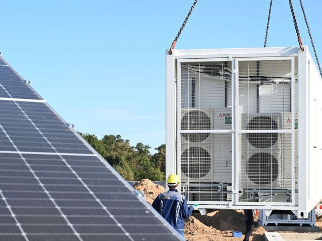 Erneuerbare Energien und Energiesparen helfen dem Klima.