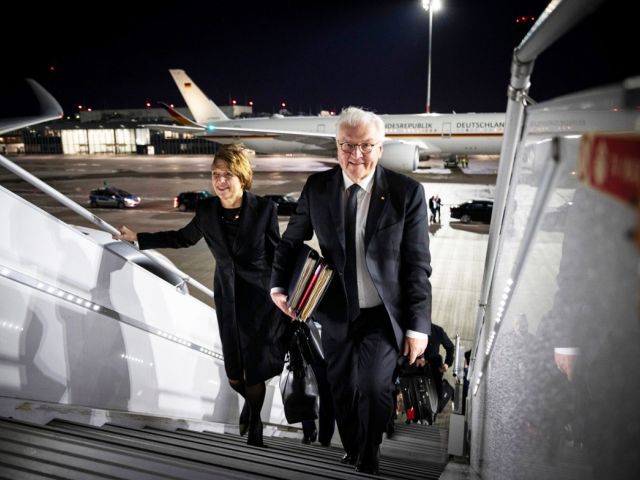 Bundespräsident Steinmeier mit seiner Frau Elke Büdenbender vor dem Abflug nach Beirut