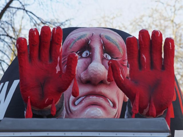 Putin als Sträfling mit Blut an den Händen: Einer der Karnevalswagen von Jacques Tilly 2025.