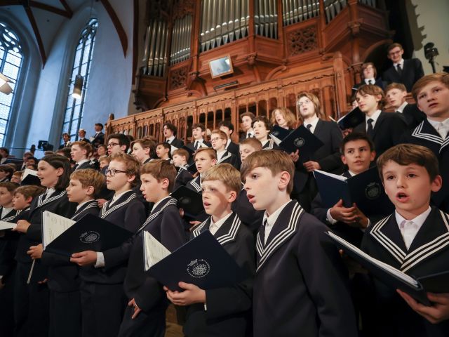 Der Thomanerchor singt in der Leipziger Thomaskirche. 