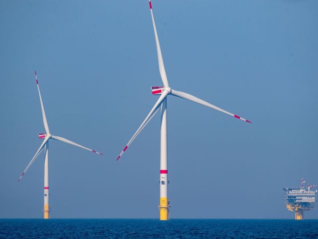 Windpark vor der Insel Rügen in der Ostsee