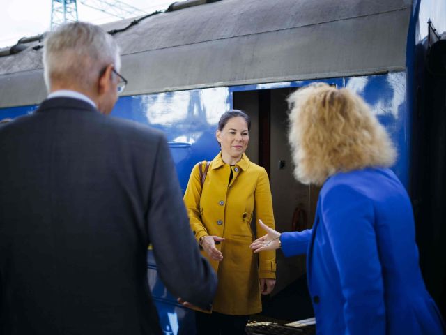Deutschlands Außenministerin Baerbock steigt am Bahnhof in Kyjiw aus dem Zug. 