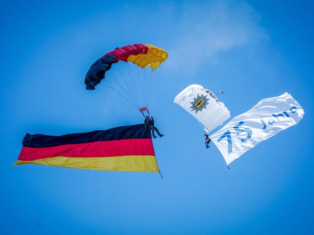 Fallschirmspringer bei der Feier 75 Jahre Grundgesetz in Berlin. 