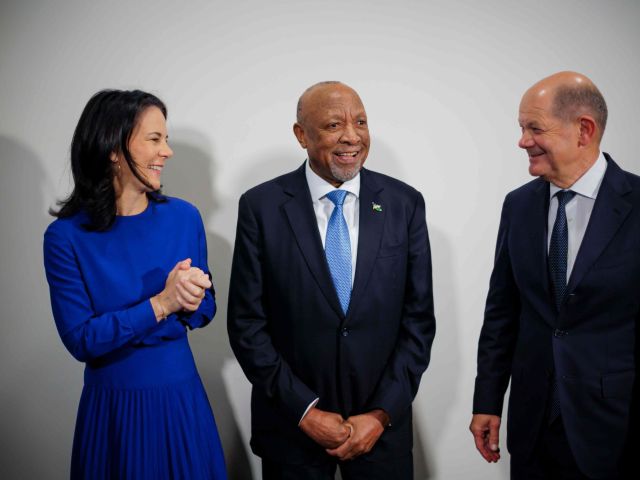 Annalena Baerbock, Nangolo Mbumba und Olaf Scholz 