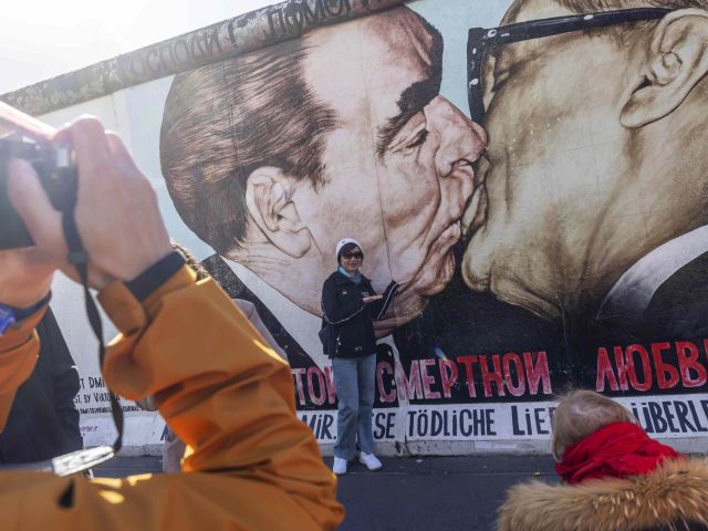 Das wohl bekannteste Kunstwerk der East Side Gallery: Der "Bruderkuss" zwischen Breschnew und Honecker von Dmitri Vrubel